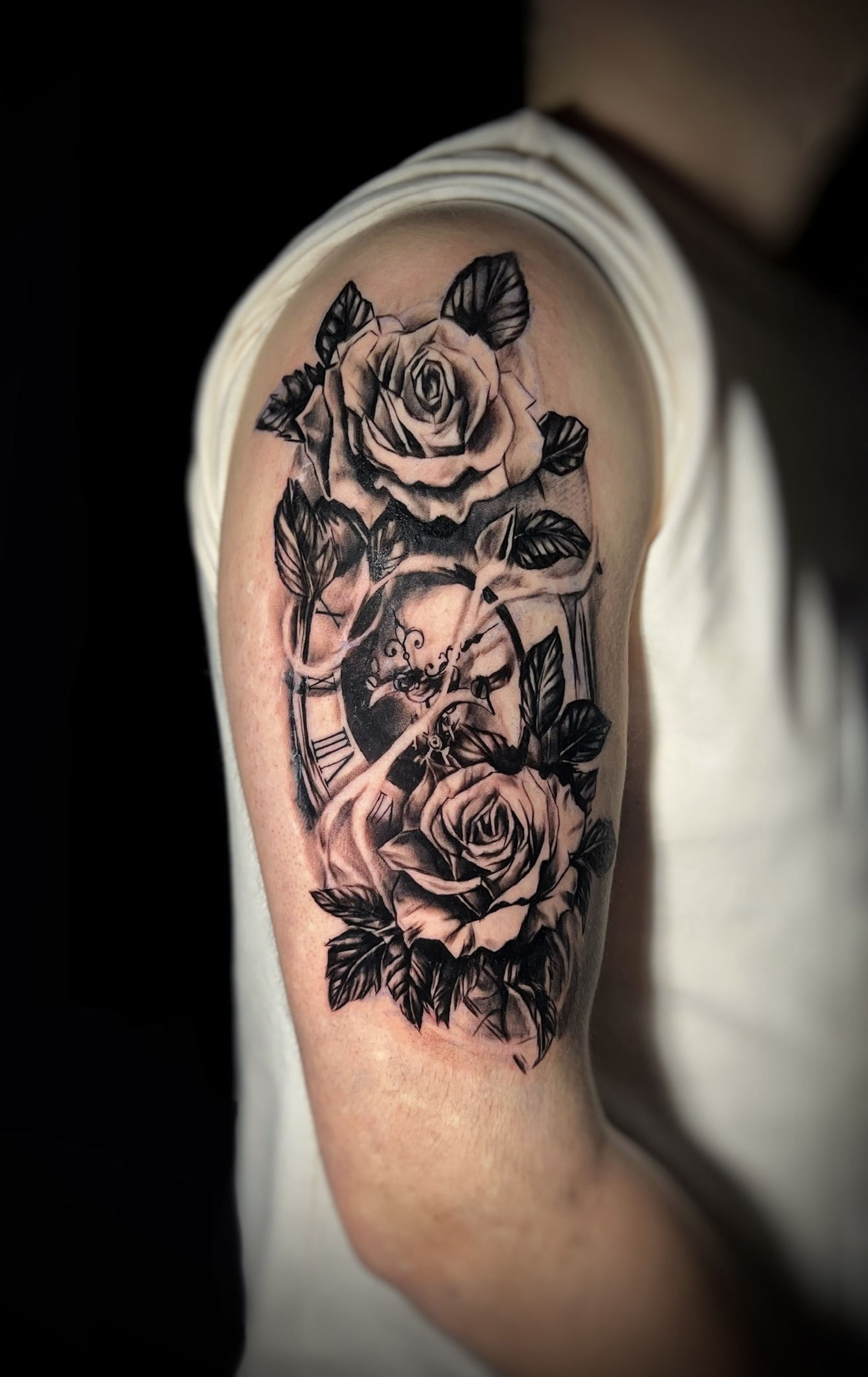 Reloj y rosas realistas